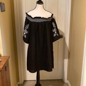 Beautifully detailed off the shoulder Vince Camuto linen top